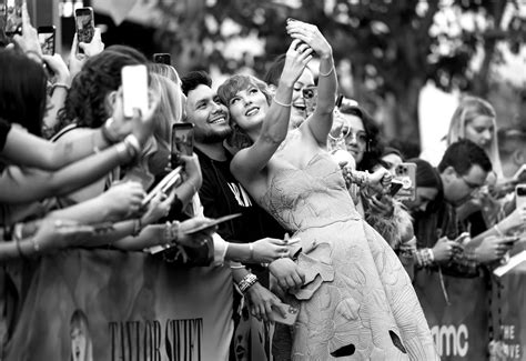 Taylor Swift - Selfies With Fans (Swifties) The Eras Tour - Pop Music ...