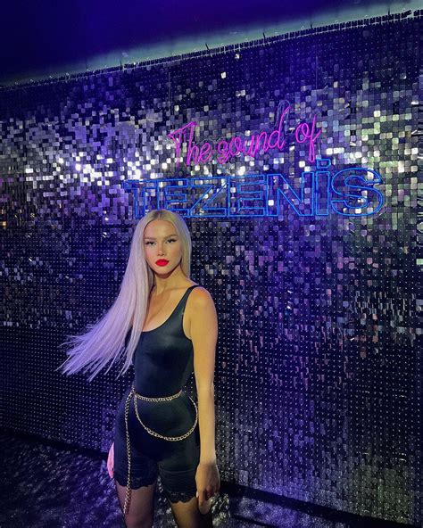 𝒮𝒶𝓇𝒶🌙 | We look up at the same sky but we see such different things | Instagram