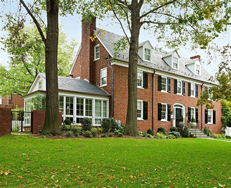18 Timeless Colonial House Styles