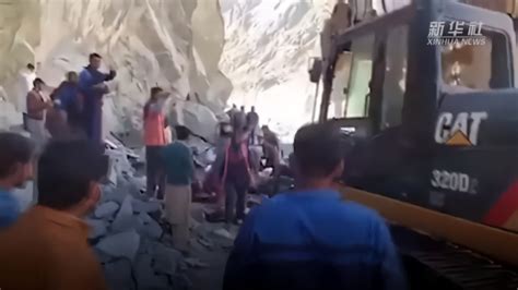 巴基斯坦山体滑坡致一客车被埋，16人遇难_凤凰网视频_凤凰网