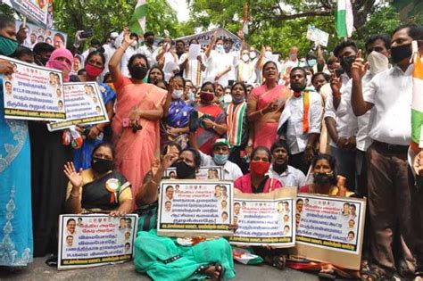 சோஷியல் டிஸ்டன்ஸ்ஸை மறந்த போலீசார்! - காங்கிரஸ் கட்சியினர் ...