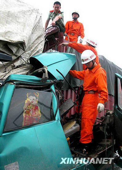 组图：安徽巢湖发生交通事故 致等车学生4死2伤-搜狐新闻