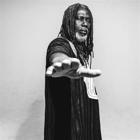 PLUS RIEN NE M'ÉTONNE - Tiken Jah Fakoly - LETRAS.COM