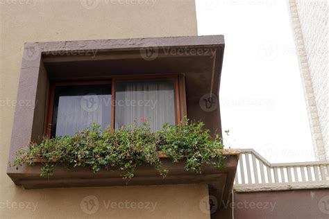 Small Window City View 的图像结果