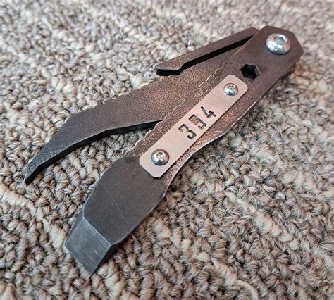 This Pocket Tool Has Two Kinds of Pry Bars