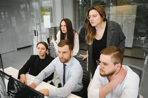 Business Person at Computer 的图像结果