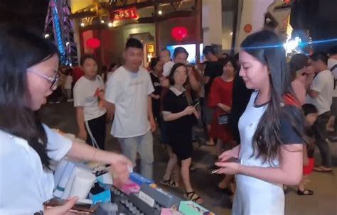 深圳街头流行“地摊女友”5元抱抱，10元亲亲，甚至还有免费项目