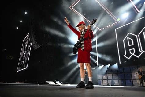 AC/DC shakes the Rose Bowl all night long on first US tour in a decade ...