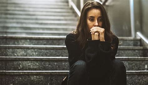 10 Subtle Signs and Symptoms of an Inferiority Complex - lifeberrys.com