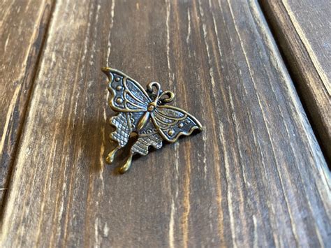 CMW-unknown Pin Badge Butterfly | STILLGO FULLTHROTTLE