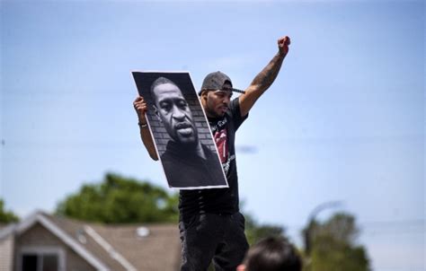 美国黑人乔治·弗洛伊德事件引发民众示威变暴乱抢劫