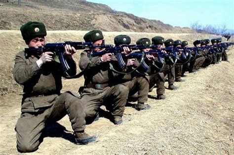 图文：朝鲜军人射击训练_新浪军事_新浪网