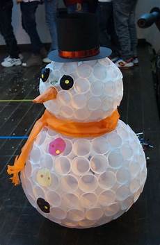 pupazzo bicchieri di plastica pupazzo di neve con bicchieri di plastica pupazzo bicchieri di plastica pupazzo di neve con bicchieri di plastica