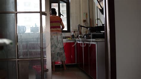 家庭主妇洗碗橡皮工作微笑享受家务妻子厨房女性橙子泡沫高清图片下载-正版图片321372796-摄图网
