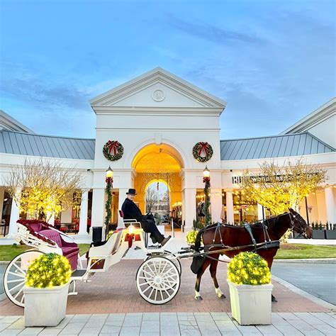 Phillips Place Holiday Celebration & Shopping Stroll | SouthPark Charlotte