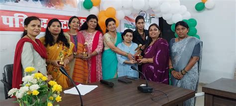 महिलाओं ने पेश किया देश भक्ति गीत, प्रतियोगिता में विजेताओं को मिले ...