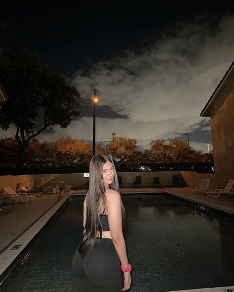 Saray Guzmán | Te rendiste de buscar y no te llena nada 🐼🤍 | Instagram