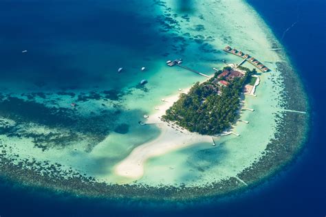 Download wallpaper 4763x3179 island, ocean, bungalow, palm trees, top ...