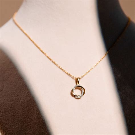 Golden Tiara Lightweight Pendant – True Diamond IN