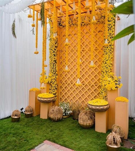 Decor Trend: सिपंल फूल नहीं, इन यूनिक तरीकों से करें Haldi Ceremony की ...
