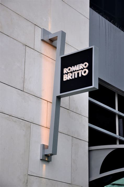 Retail Store Signage Design 的图像结果