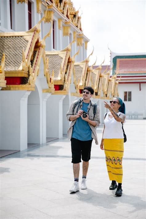 Par of People Walking 的图像结果