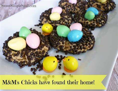 Reese's mini eggs in "bird nest", recipe for cookies included | Easter ...