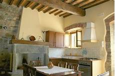 cucina rustica con camino arredata in stile rustico tra scorci di pietra e cucina rustica con camino arredata in stile rustico tra scorci di pietra e