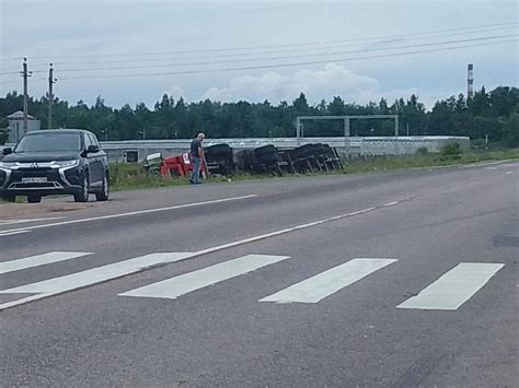 У тепличного хозяйства в Сосновом Бору перевернулась фура / Маяк ...
