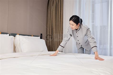 酒店客房服务人员送早餐进房间高清图片下载-正版图片502054228-摄图网