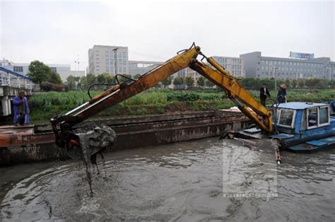 黄岩调用水上挖掘机清理河道淤泥--台州频道