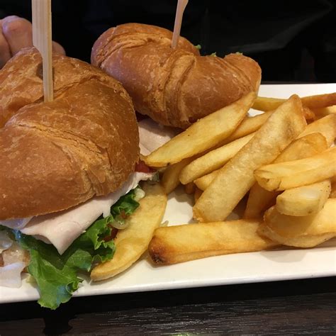 RED ROBIN GOURMET BURGERS AND BREWS, Bend - Restaurant Reviews, Photos ...