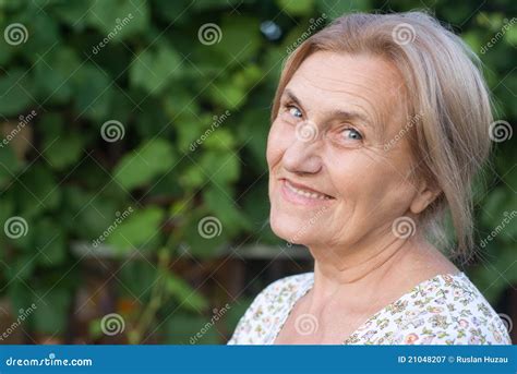 老妇人 库存照片. 图片 包括有 幸福, 报废, 头发, 祖母, 成人, 女性, 一个, 年长, 白种人 - 23024036