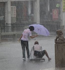 衣服淋湿,衣服被雨淋湿,雨中淋湿_大山谷图库