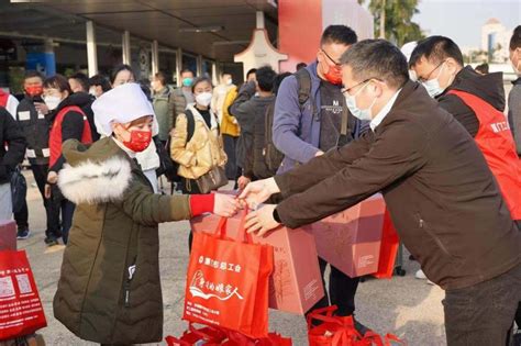 “点对点”包机1000多人来厦务工 元宵节前，厦门市组织10架包机保障务工人员来厦就业_腾讯新闻