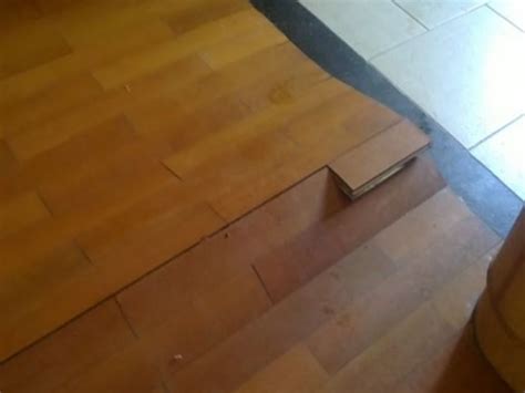 木地板翘起来修复妙招,木地板起拱了恢复窍门,木地板翻新_大山谷图库