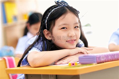 现代梦想未成年学生小学女生在教室里高清图片下载-正版图片501983018-摄图网