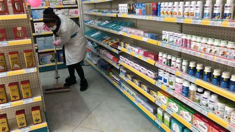 药店里购买药物的女人和药剂师图片-药店里购买药物的药师和女人素材-高清图片-摄影照片-寻图免费打包下载