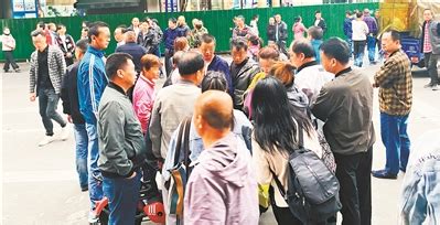 广州日报数字报-日结工市场：每天“揾工”的人们