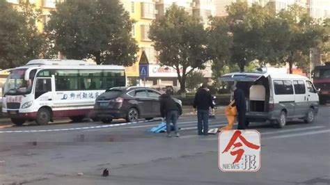 柳州今晨两起车祸，一行人被货车碾压，一骑手倒在渣土车下