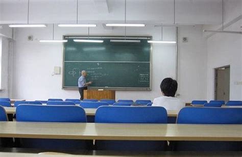 一个人的教室😂😂 还是默默抄笔记吧！ image by @jiaojiaorourouhaha