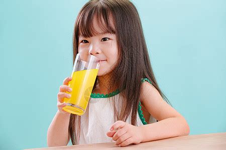 杯子4岁到5岁微笑可爱的小女孩喝饮料高清图片下载-正版图片501921910-摄图网