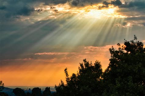 Sunlight Through Clouds during Daylight · Free Stock Photo
