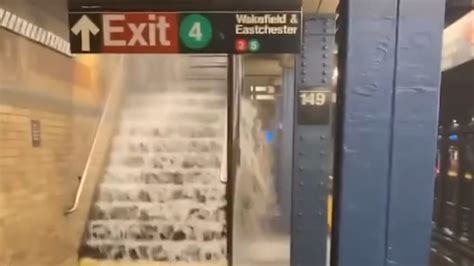 纽约暴雨 洪流猛灌地铁站：瞬间齐腰深_凤凰网