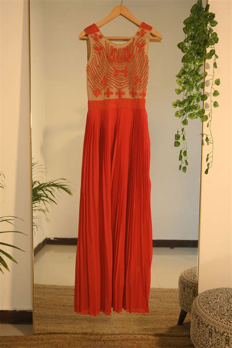 Red embroidered dress – Stage3