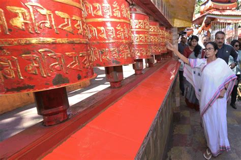 WB CM Mamata Banerjee went to Darjeeling's mahakal temple for puja
