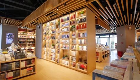 这家“千里挑一”的书店里，你会遇到正在当店长的“编辑大大”丨魔都特色小店 - 周到上海
