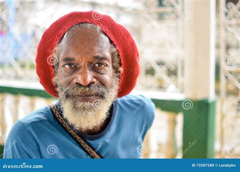 L'homme Plus âgé De Rasta Utilise Un Chapeau Rouge De Rasta Qui Cache ...