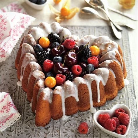 Corazón de bizcocho con frutos rojos y mascarpone