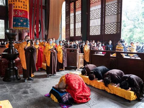 灵隐寺方丈与杭州市市长共同叩响新年祈福钟声